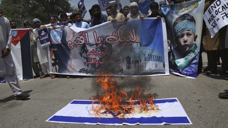 पाकिस्तानमा इजरायलको झण्डा जलाउदै इस्लामिक जमात