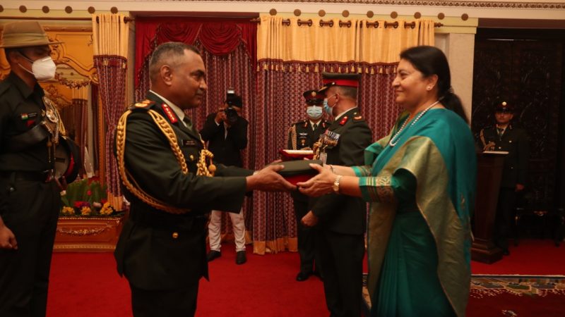 भारतीय सेनाका प्रमुख जनरल मनोज पाण्डेलाई नेपाली सेनाको मानार्थ महारथीको दज्र्यानी चिन्ह प्रदान