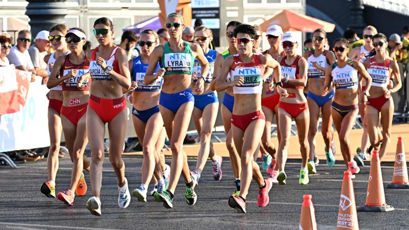एथलेटिक्स-वर्ल्ड अगस्ट २४, २०२३ मा बुडापेस्टमा भएको विश्व एथलेटिक्स च्याम्पियनसिपमा महिला ३५ किलोमिटर दौड वाक फाइनलमा प्रतिस्पर्धा गर्दै। (फोटो एटिला किस्बेनेडेक / एएफपी)