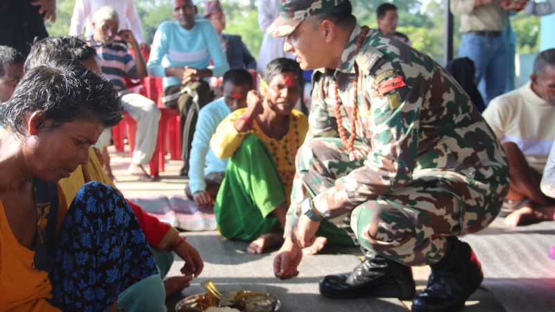 बडादसैँका अवसरमा नेपाली सेनाद्धारा जेष्ठ नागरिकलाई भोजन